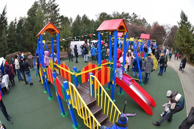 Сбербанк открыл в Сквере Славы новую детскую площадку