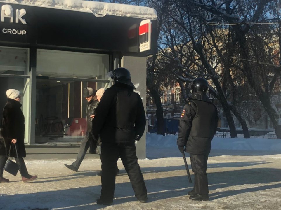 Ограждения и люди в форме: центр Новосибирска вновь защищают от несанкционированных шествий (фото) - Фото