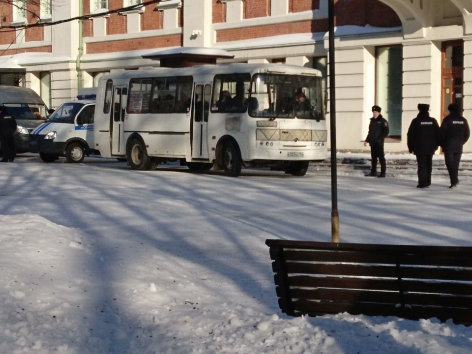 Ограждения и люди в форме: центр Новосибирска вновь защищают от несанкционированных шествий (фото) - Фото