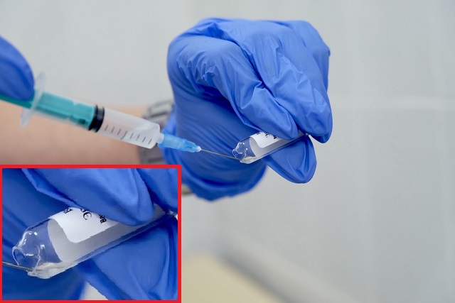 Стало известно, какую вакцину поставила замминистра здравоохранения Новосибирской области - Фотография