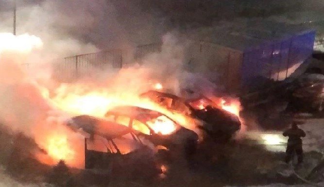 Lexus RX330 и ещё два легковых автомобиля сгорели на парковке в Новосибирске