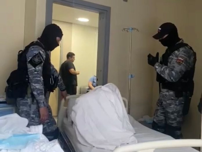 Приставы заставляют пациентов новосибирской клиники освободить палаты из-за имущественного спора