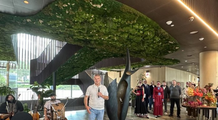 На алтайском курорте «Манжерок» открылась выставка всемирно известного российского скульптора