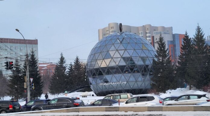 На «Шарике» в Новосибирске установили новую вывеску. Что с ним происходит?