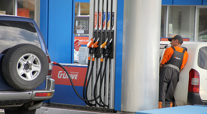Аналитики рассказали, что в Новосибирской области продается дешёвый бензин, а в Красноярском крае — дорогой дизель