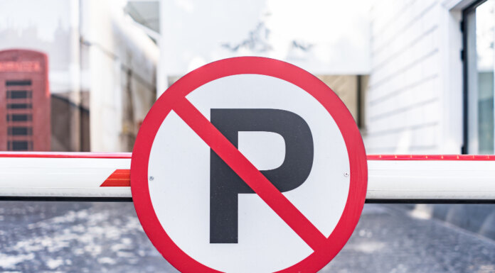 В нескольких районах Новосибирска запретят парковку и проезд грузового транспорта
