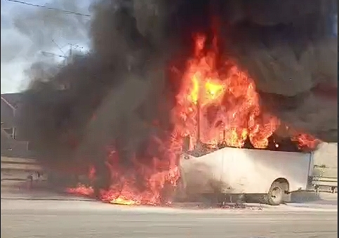 На Бердском шоссе Новосибирска сгорело маршрутное такси