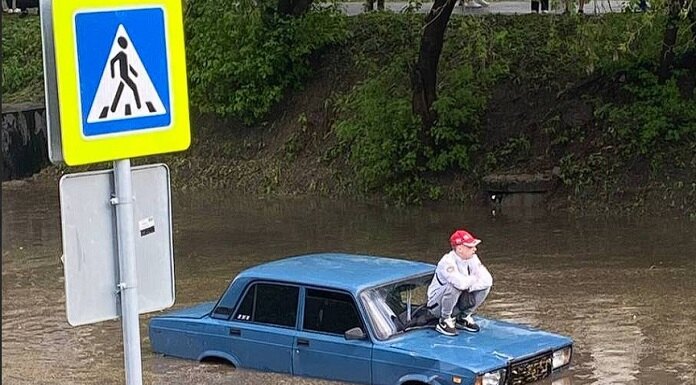 Десятибалльные пробки, утонувшие авто и поваленные деревья: последствия ливня в центре Новосибирска