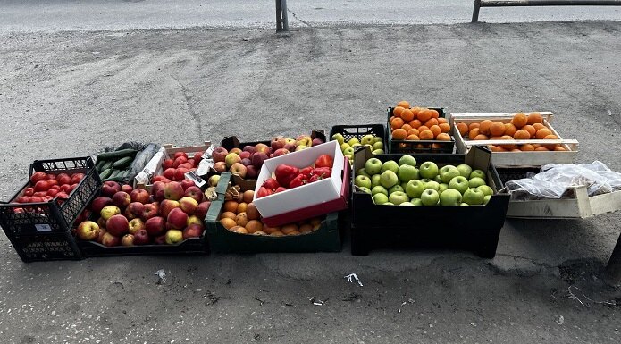 У новосибирских торговцев-нелегалов на Хилокской изъяли почти тонну овощей и фруктов